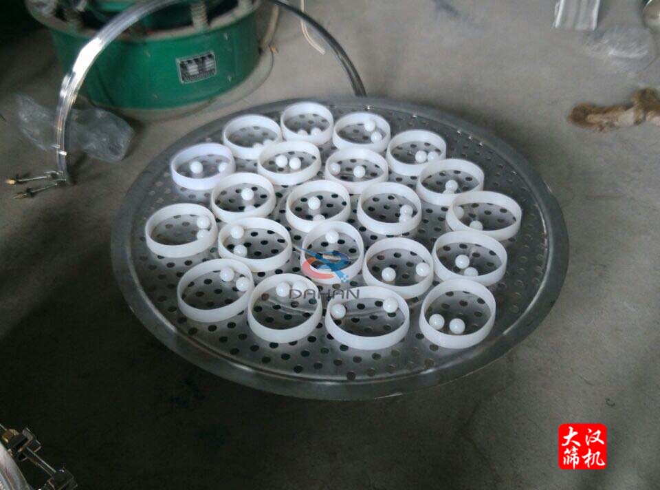 圆绿巨人成人网站冲孔板上放弹跳球